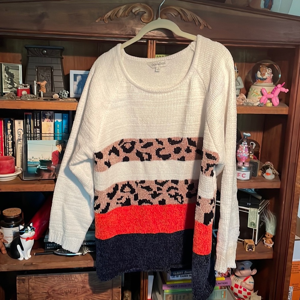 Davi & Dani White & Leopard Print Colorful Sweater